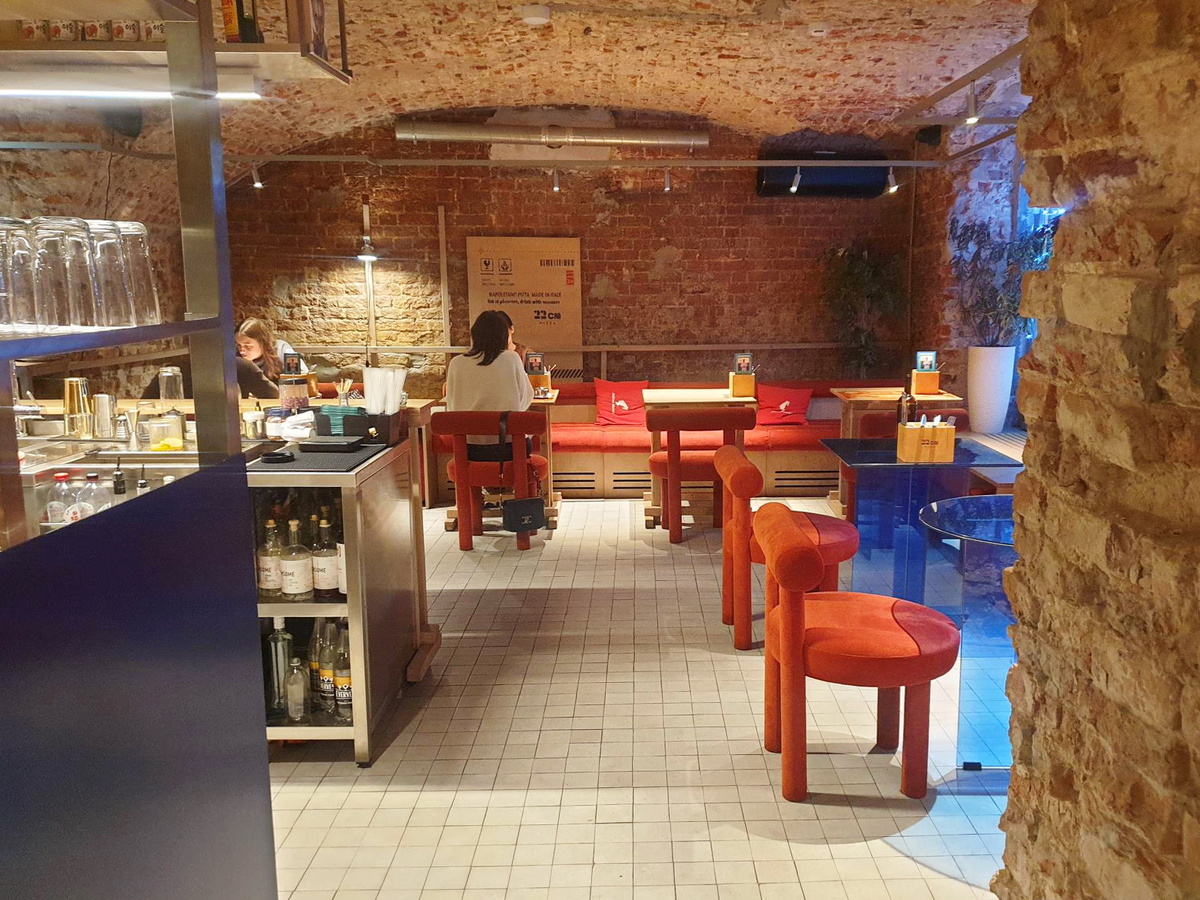 Основной зал ресторана-пиццерии "22 сантиметра". Ракурс направо от входа