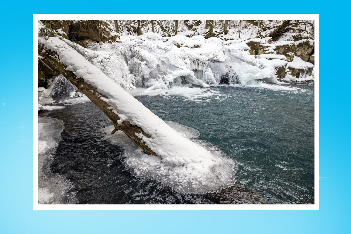 Зимой Калининские водопады особенно привлекательны из-за контраста бурлящей воды и белого снега
