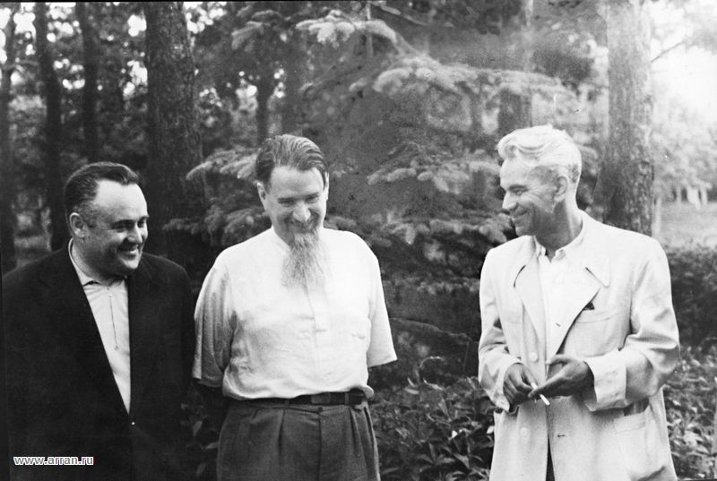 М.В. Келдыш с И.В. Курчатовым и С.П. Королевым на прогулке. 1959 г. (Фото АРАН. Ф.1729. Оп.1. Д.48)