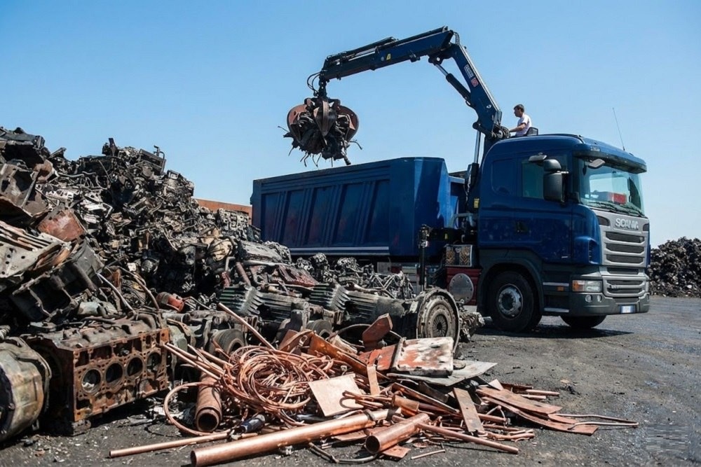 Серые схемы на рынке металлолома создают идеальную среду для мошенников, говорят эксперты. / Иллюстрация: Времена.Медиа
