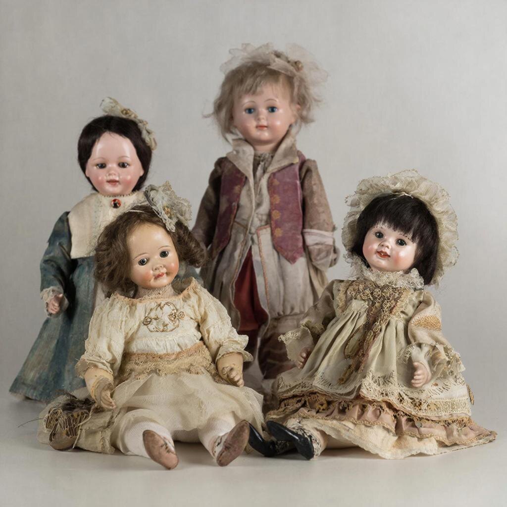 А вот это сгенерированный образ старинных кукол!