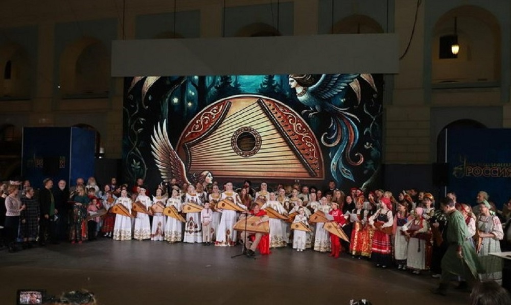    Выставка-форум «Уникальная Россия» отметила Год единства народов России с кокошниками, инновациями и под звуки гуслей