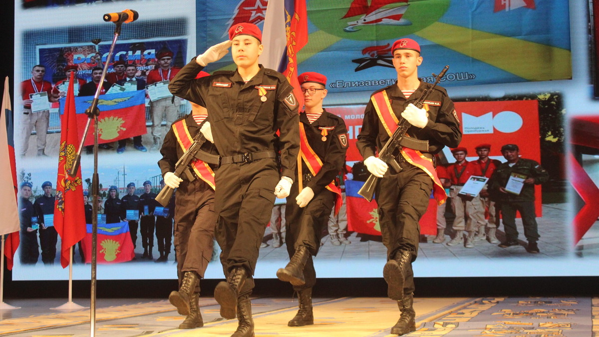     Команды юных патриотов представили на суд жюри свои визитные карточки. Фото: Николай Вишняков.