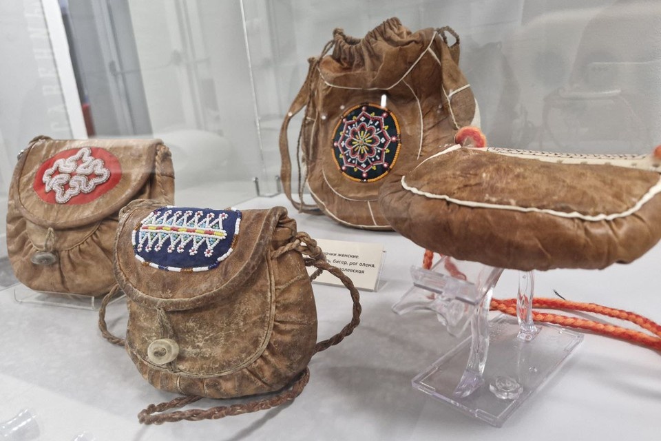    На выставке можно увидеть изделия ручной работы из кожи и меха, бисерную вышивку. Наталья ЛОБАНОВА