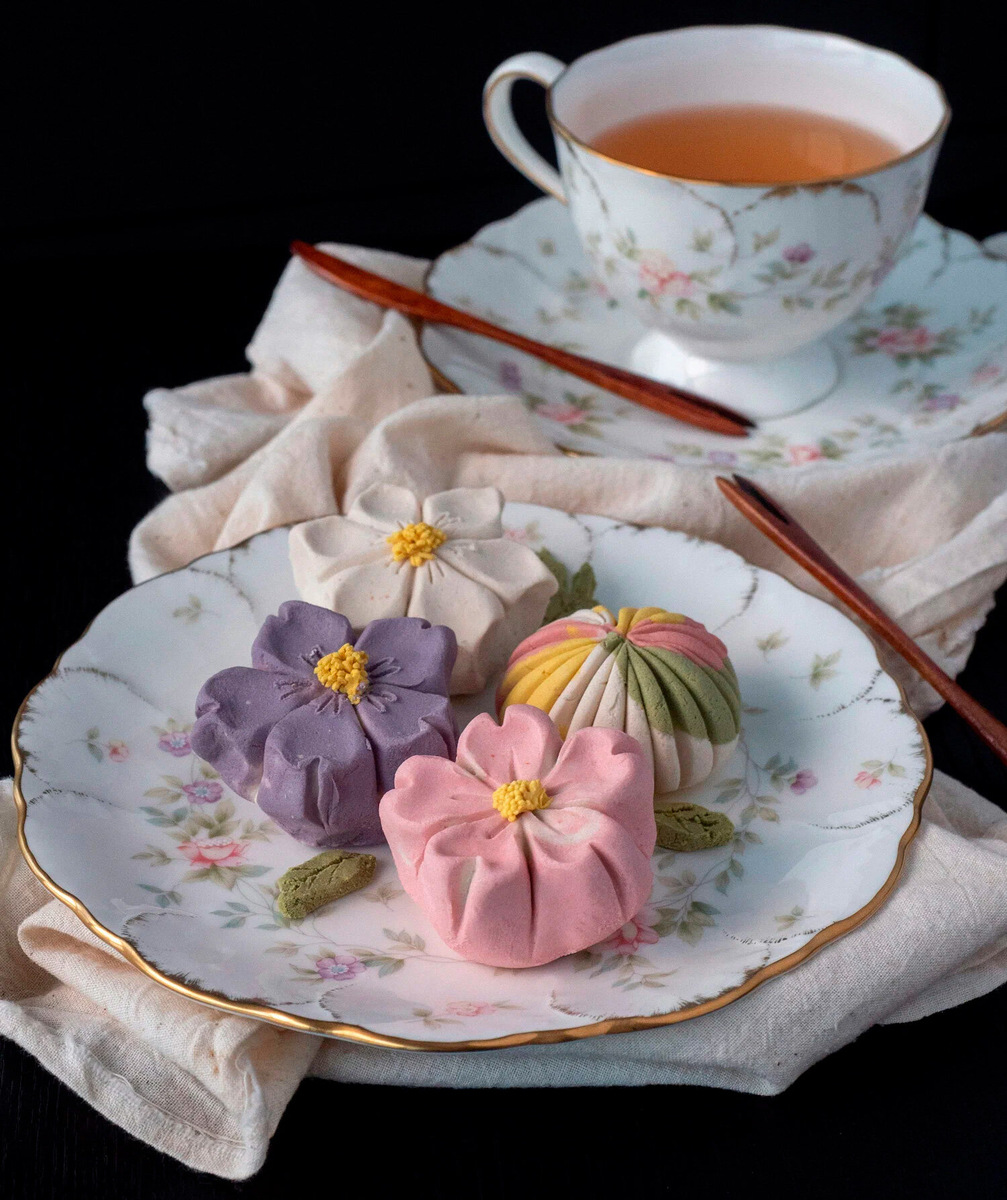 Главный принцип вагаси — сезонность. Весной, например, делают сладости в форме лепестков сакуры из розовой бобовой пасты. Летом — прозрачное желе с гортензиями внутри, которое выглядит как застывшая капля воды. Осенью — кленовые листья из сладкой рисовой муки. Зимой — белоснежные моти, символизирующие снег. Фото: Vicky Ng / Unsplash