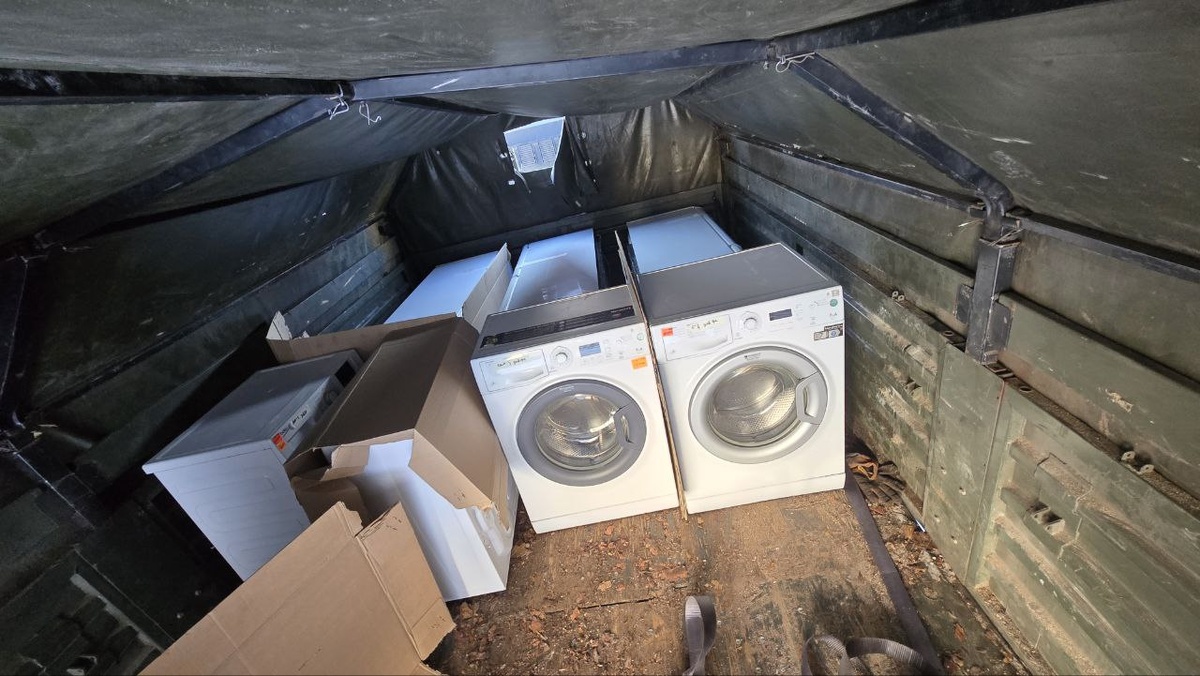 Холодильники и стиральные машины пехоте. Парни придут с ротации, нормально хоть постигаются. Холодильники в пищеблоки. Это всё в подземелье. 