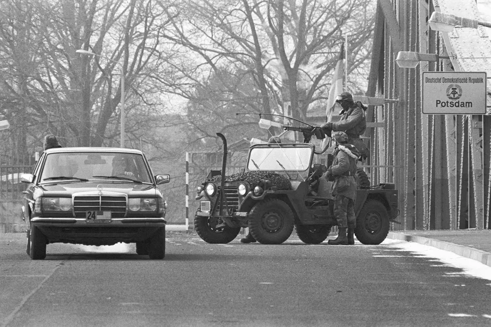 «Шпионский» мост Глинике, соединяющий Восточный и Западный Берлин, перед обменом Натана Щаранского на советских разведчиков. 11 февраля 1986 года