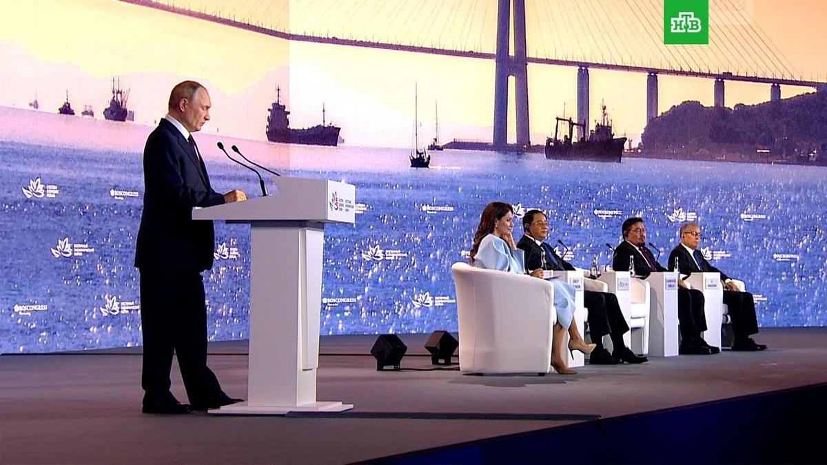    Пленарное заседание ВЭФ с участием Владимира Путина
