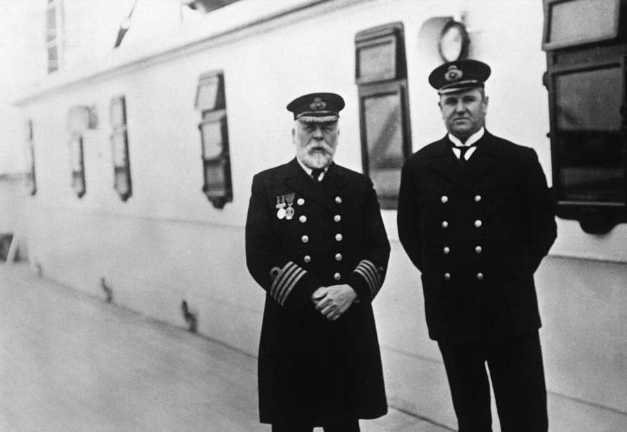 Капитан Эдвард Дж. Смит (слева) и Персер Хью Уолтер МакЭлрой стоят на борту Титаника, когда он путешествует между Саутгемптоном, Англия, и Квинстауном, Ирландия, за 3 дня до того, как он затонет 10-11 апреля 1912 года. Человек, который сделал эту фотографию, священник Ф. М. Браун, вышел из Квинстауна. И Смит, и МакЭлрой погибли при затоплении Титаника .