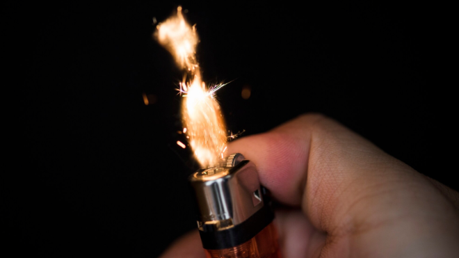 Фото: https://ru.freepik.com/free-photo/macro-shot-hand-holding-lighter_3222381.htm#
