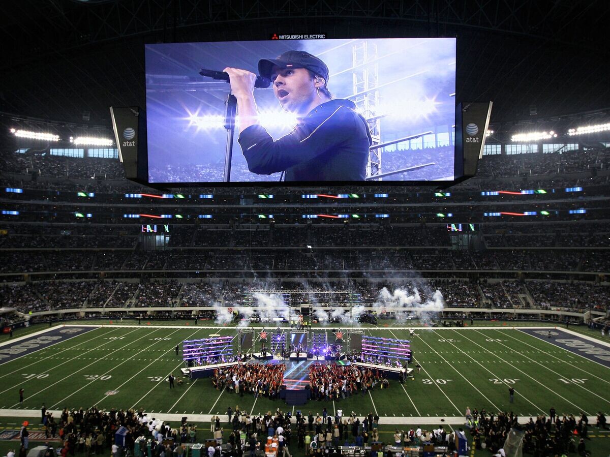    Энрике Иглесиас выступает на футбольном матче NFL | © AP Photo / Matt Strasen