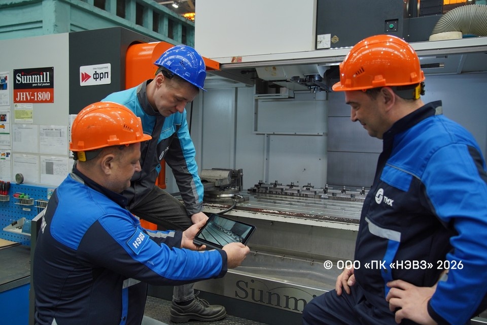    С.А. Потапов (справа) и А.Е. Тоцкий (слева) разработали 28 приспособлений, которые активно применяются на станках для повышения эффективности работы. Рацорг Р.С. Кандабаров. Фото: Максим Максименко