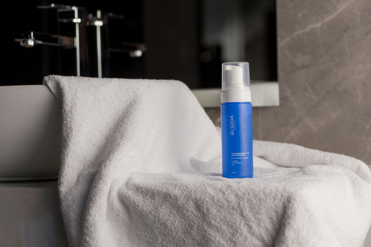 Увлажняющий мусс для очищения кожи деликатно очищает, не вызывает чувства стянутости и сухости, подходит для сухой и чувствительной кожи, а также для нарушенного эпидермального барьера