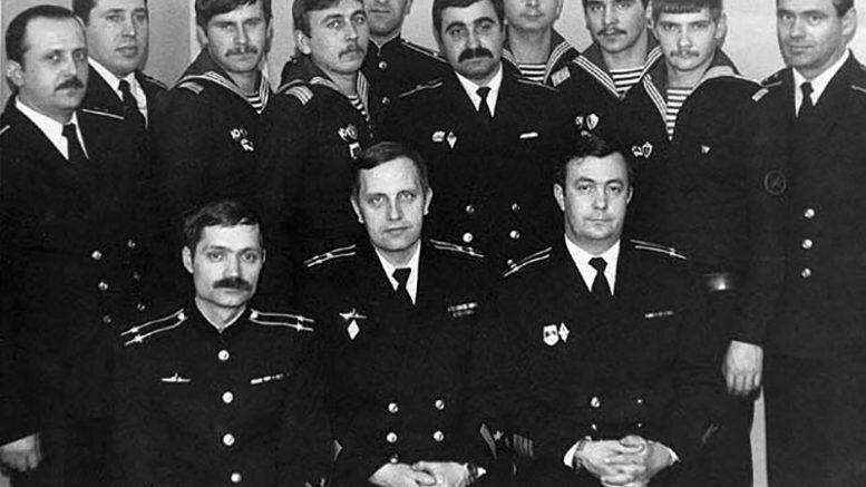 Фото из сети интернет, свободный доступ. / Первый экипаж пла "Комсомолец". Внизу, сидят: Командир Зеленский Ю.А. (в центре), СПК Ключников В.М.(слева) и ЗКПЧ Кундрюков В.И. (справа). Вверху, стоят: офицеры и мичмана с первым составом старшин и матросов срочной службы.
