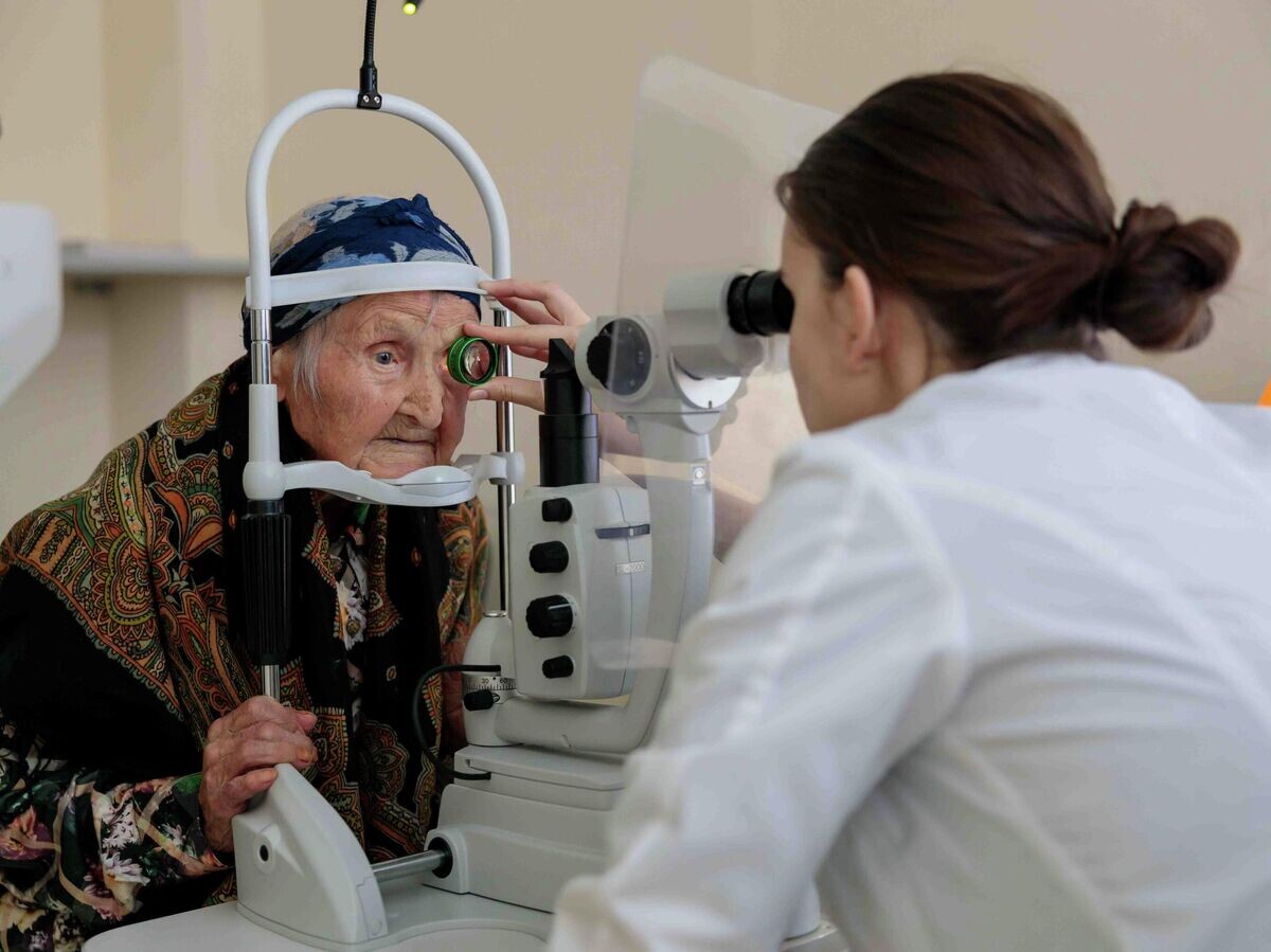    111-летняя жительница Хабаровска Мария Огиенко на диагностическом обследовании зрения | © Фото : МНТК "МИКРОХИРУРГИЯ ГЛАЗА" имени академика С.Н. Фёдорова