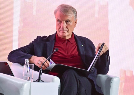    Греф призвал поднять зарплаты чиновникам, чтобы они не чувствовали себя нищими