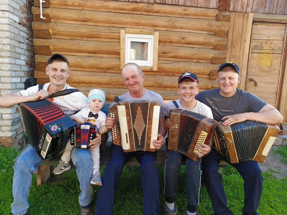    Династия гармонистов семьи Плотниковых