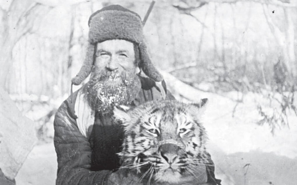 Тигролов с молчаливым трофеем. Фото: опубликовано в научной работе Центра «Амурский тигр» - «Амурский тигр: домыслы, легенды, факты. 1926 – 1970 гг.» (12+)