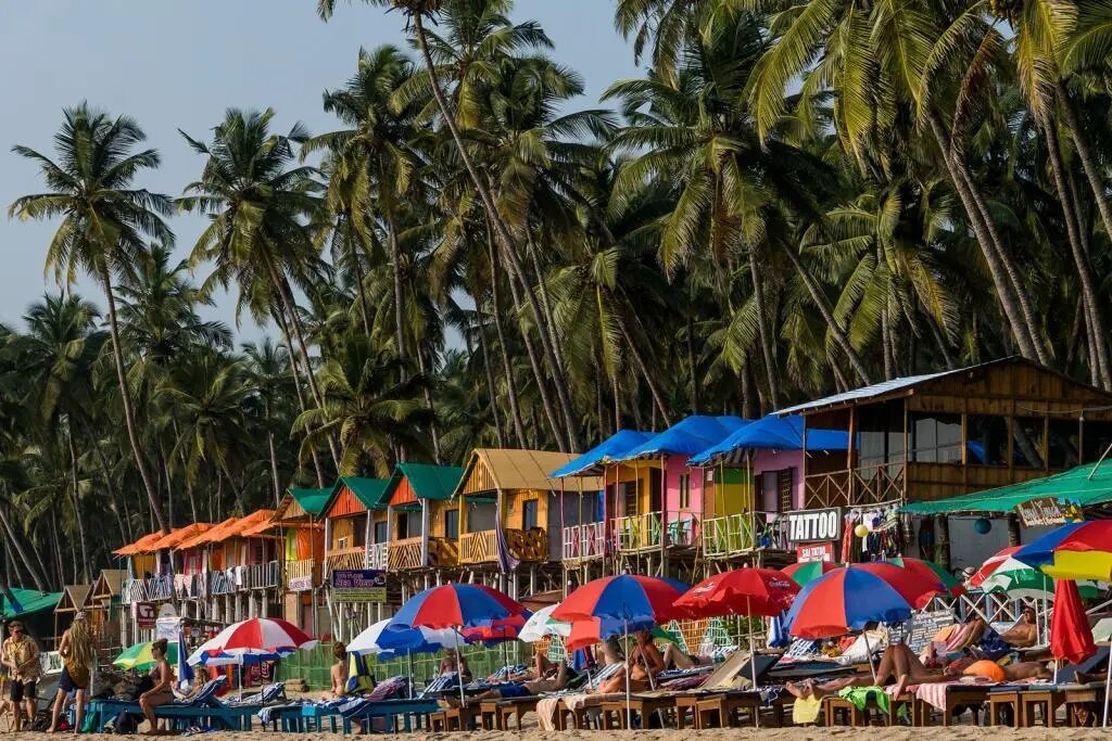 Такие хижины строятся в начале каждого сезона. Есть простые и недорогие, а есть и со всеми удобствами и конечно не дёшево. Пляж Палолем.

