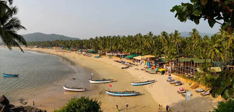 Можно арендовать лодку и прокатиться до труднодоступных маленьких, но очень живописных пляжей, или порыбачить.