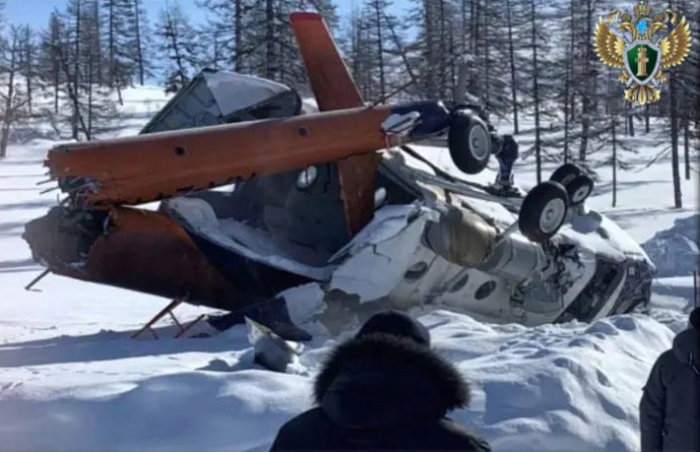 При аварийной посадке вертолёт буквально сложился вдвое / Фото: Дальневосточная транспортная прокуратура