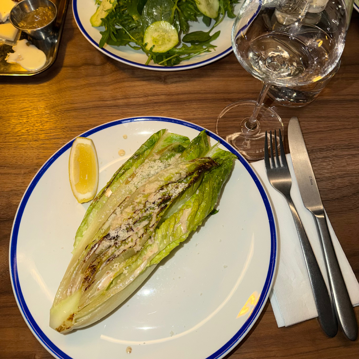 Ромейн на гриле с пармезаном, цитрусовой заправкой и кунжутным соусом (660 ₽). 