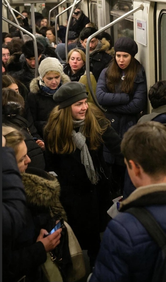 Вагон метро, фото создано с помощью нейросети ГигаЧат