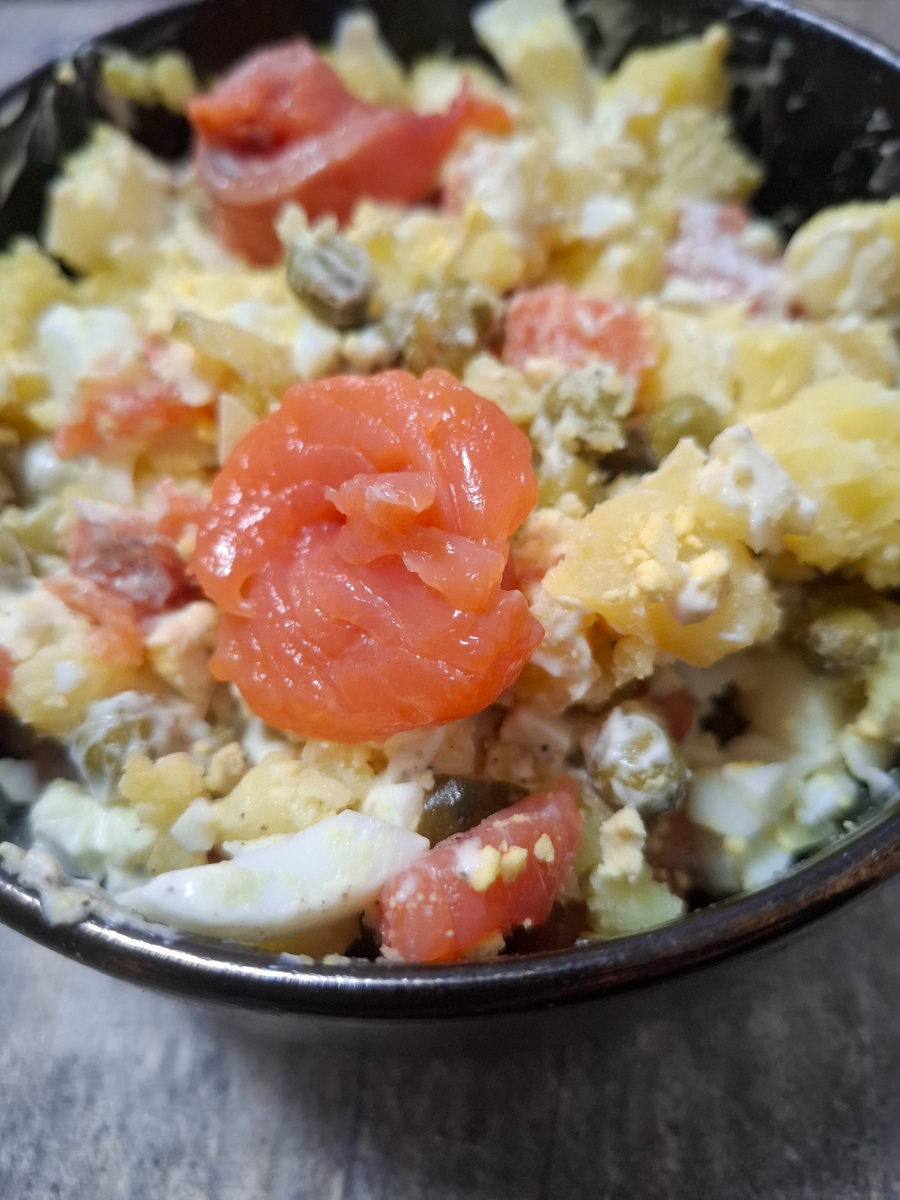 Салат Оливье с малосольной рыбкой.