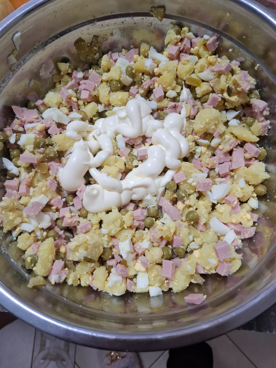 Салат Оливье с  колбасой!