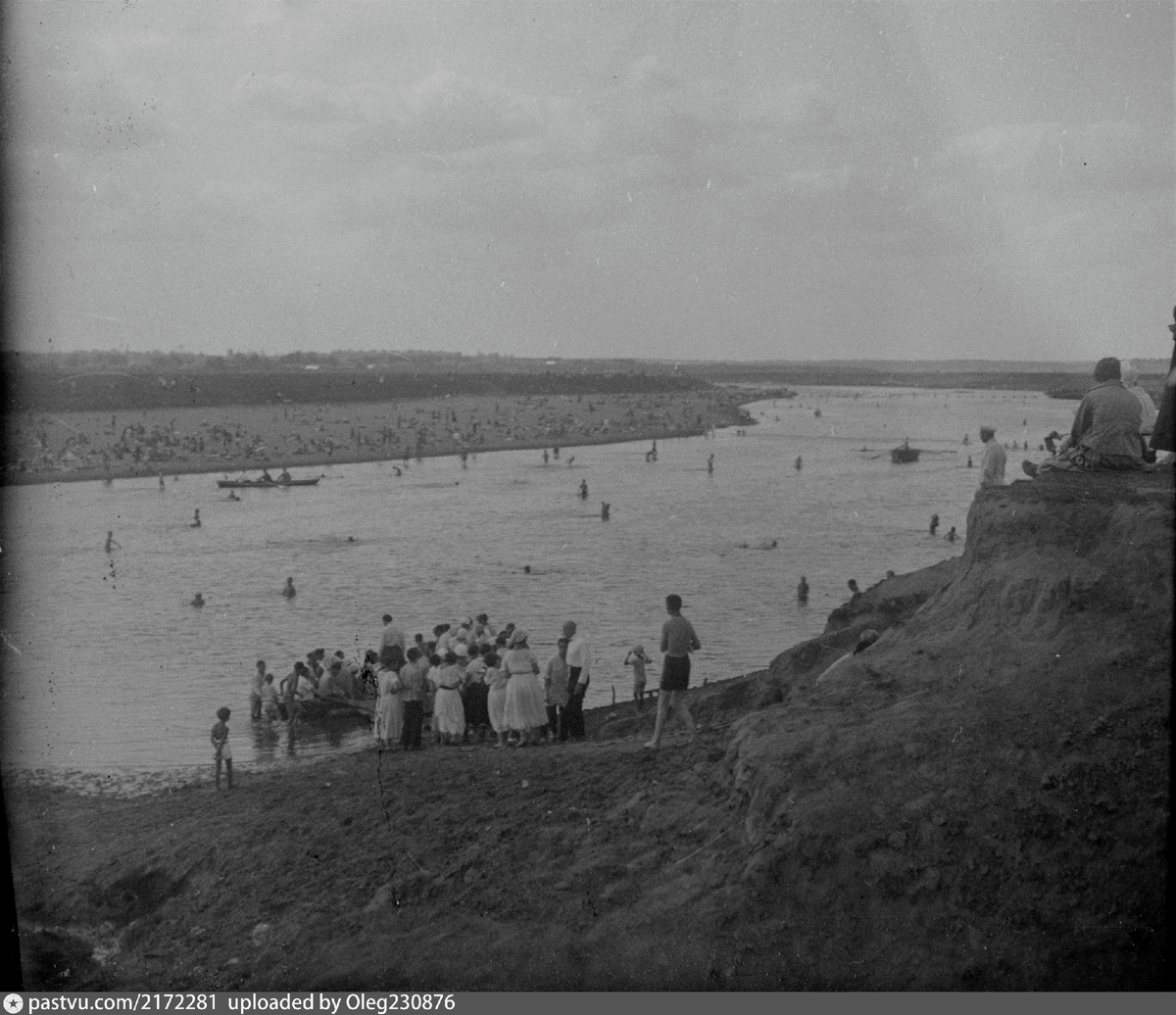 Москва-река и пляж на противоположном берегу, 1924. Снимок сделан со стороны современного жилого комплекса "Алые Паруса" в районе Щукино. Автор фото: А.А. Губарев. С сайта www.pastvu.com.