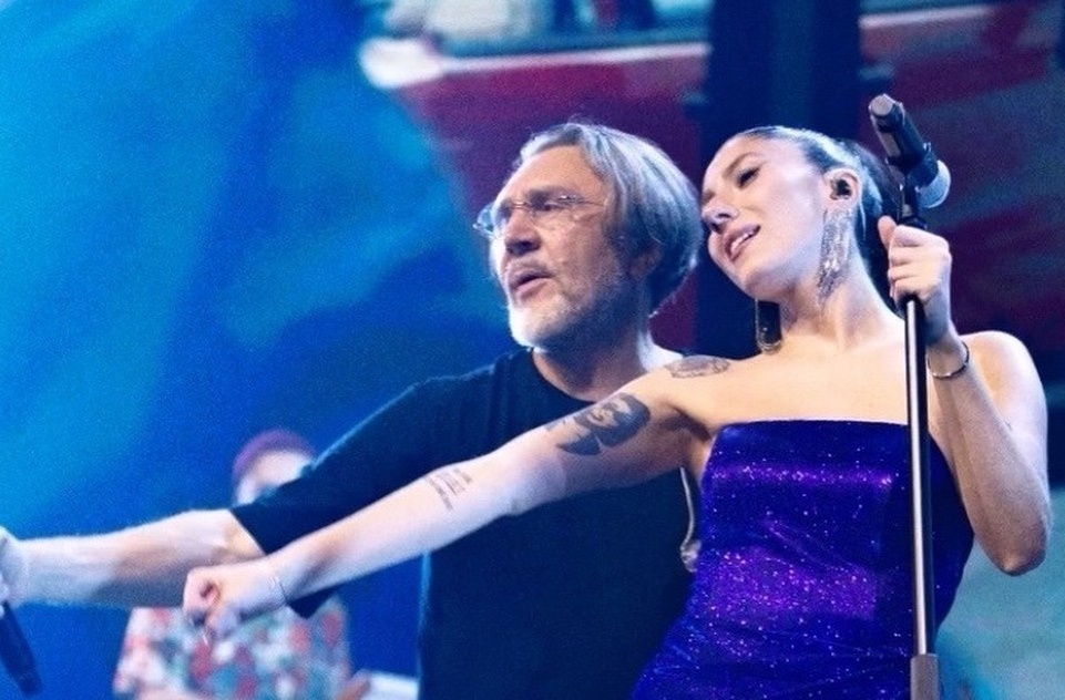    Аурика Мгои на сцене с лидером группы «Ленинград» Сергеем Шнуровым. Фото: vk.com/shnurtv