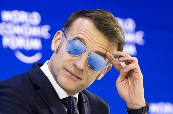 Когда знаешь, почему Макрон в очках