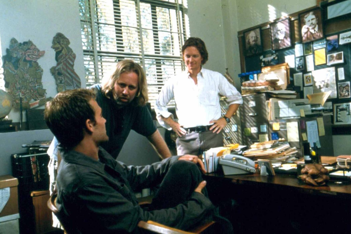 Актеры Джеймс Ван Дер Бик, Роджер Авари (режиссер) и Эрик Стольц на съемочной площадке фильма "Правила секса" (2002) ©Supplied by FilmStills.net/Global Look Press  📷