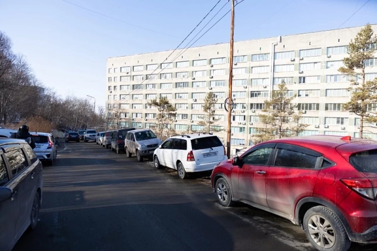    У 1000-коечной больницы во Владивостоке начнут эвакуировать машины