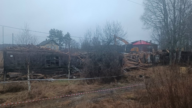    Жителям старинного села Карелии предлагают своими силами снести «небоскреб» «Ведлозеро – деревня мирового масштаба» / VK