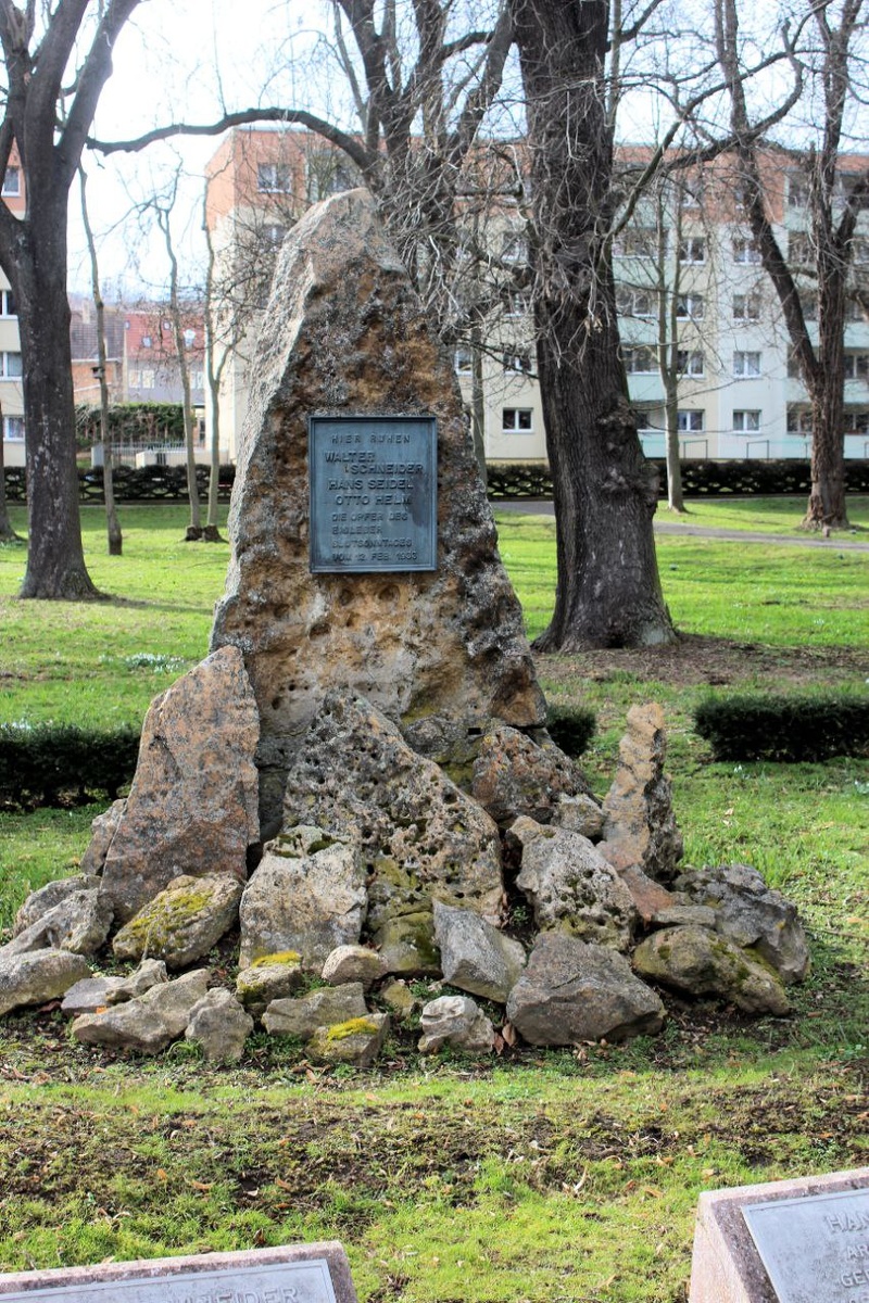 Могила убитых комсомольцев и коммунистов а Айслебене