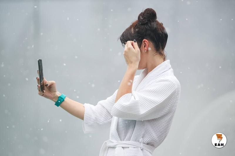    Фото ЕАН / Девушка со смартфоном в руке