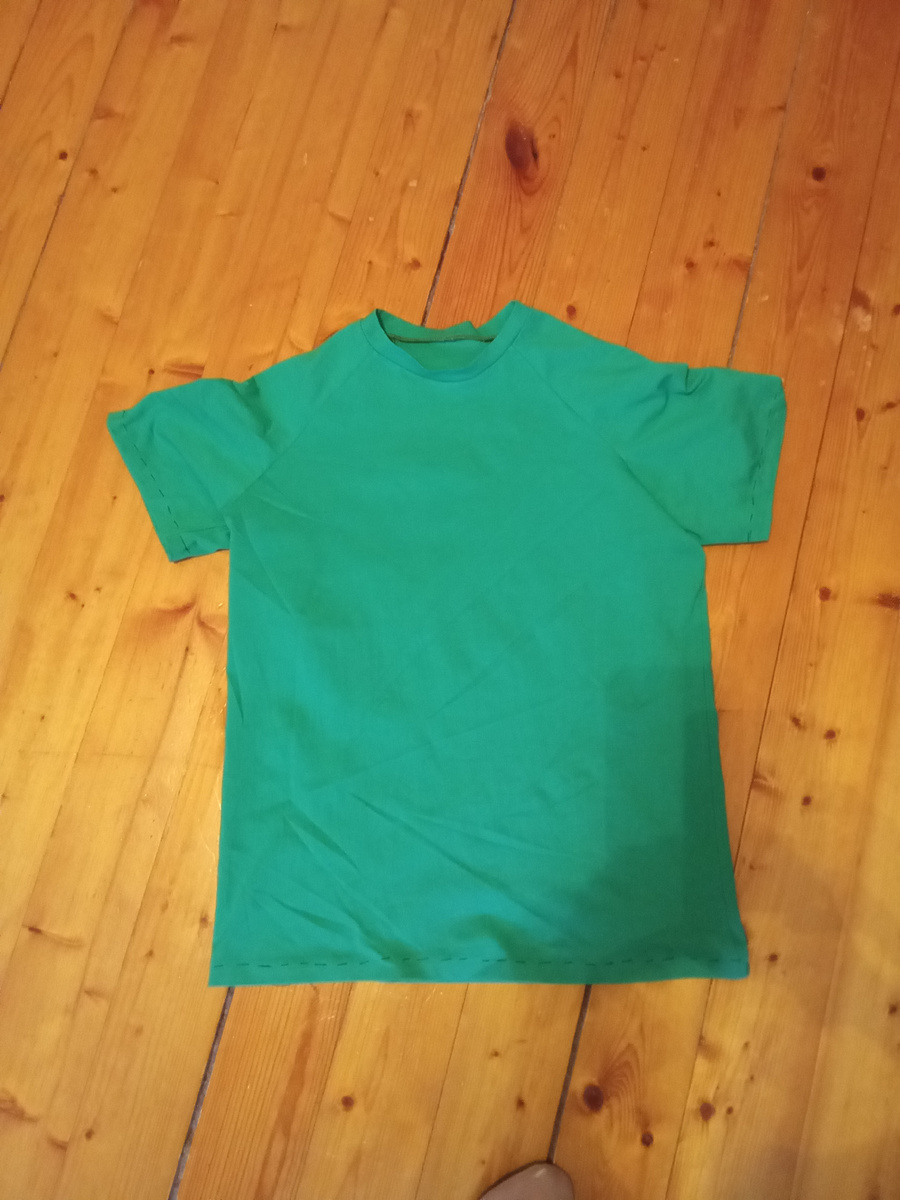 Почти дошила футболки мальчишкам. Осталось только подшить низ и рукава.