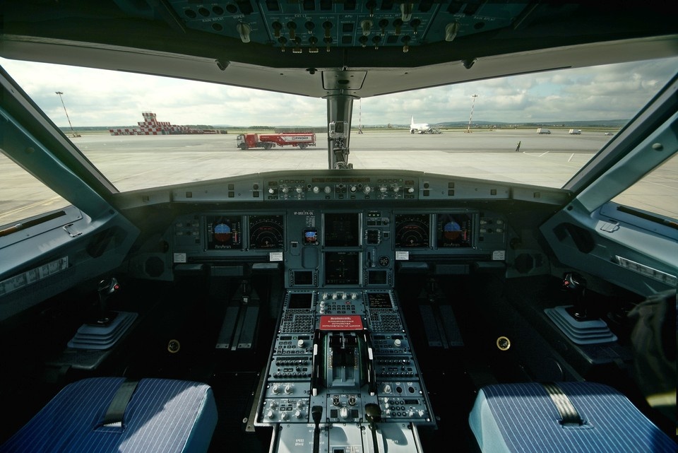    Никто из 12 пассажиров и 4 членов экипажа не пострадал Алексей БУЛАТОВ