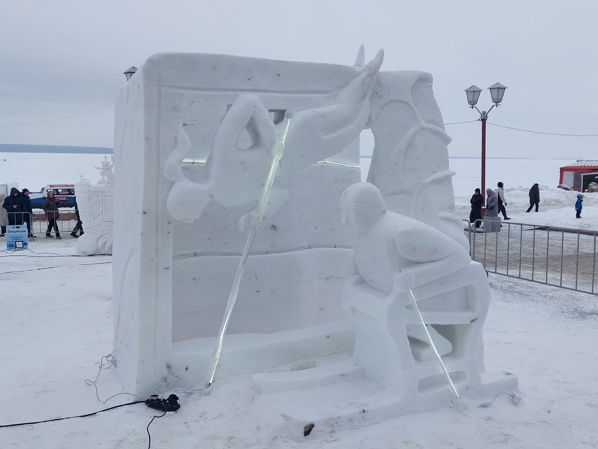 Лыжника узнал, а вот девушка, видимо, прыгунья с шестом. 