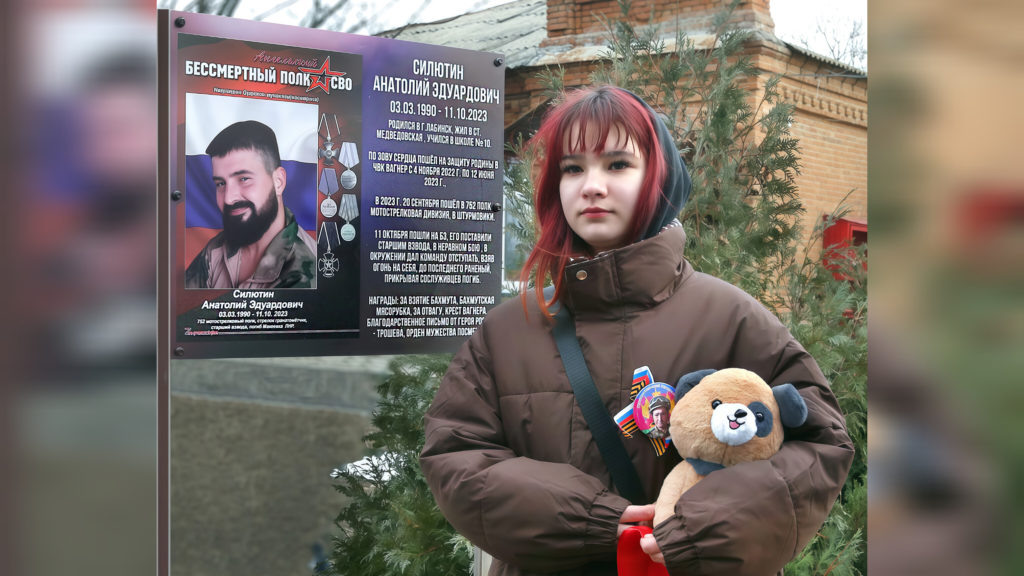    Для девочки из ДНР российский солдат навсегда останется защитником, добрым дядей Толей. Фото Архипа Ларченко. Лариса Криволуцкая