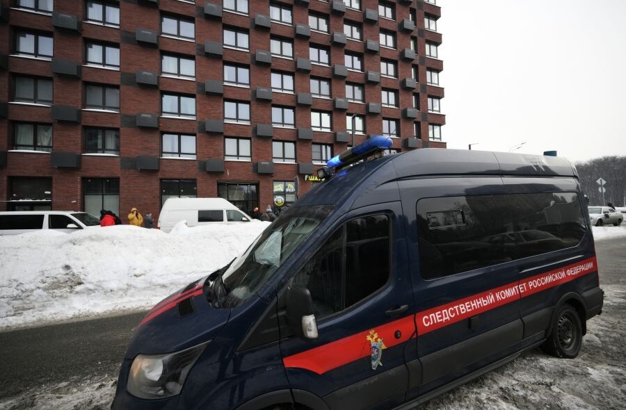    Автомобиль Следственного комитета РФ у дома, где было совершено покушение на убийство генерала Минобороны РФ Владимира Алексеева / Источник: © Григорий Сысоев/РИА Новости