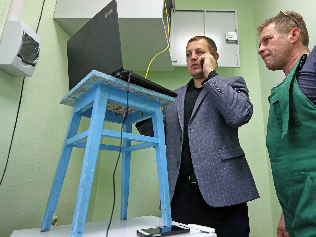 Автор фото: Владимир Смирнов / ТАСС. Специалисты из компании интернет-провайдера проводят работы по подключению.