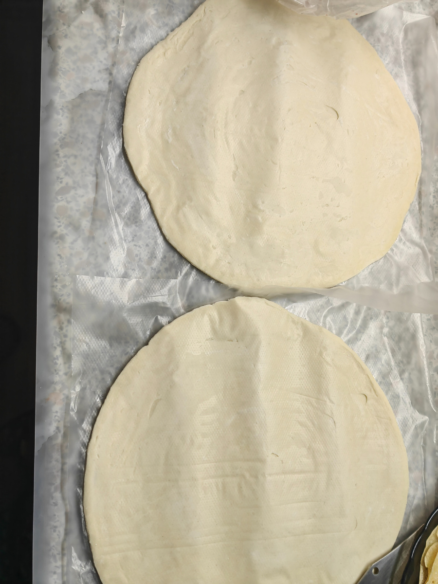 лепешки проложены пленкой с двух сторон.