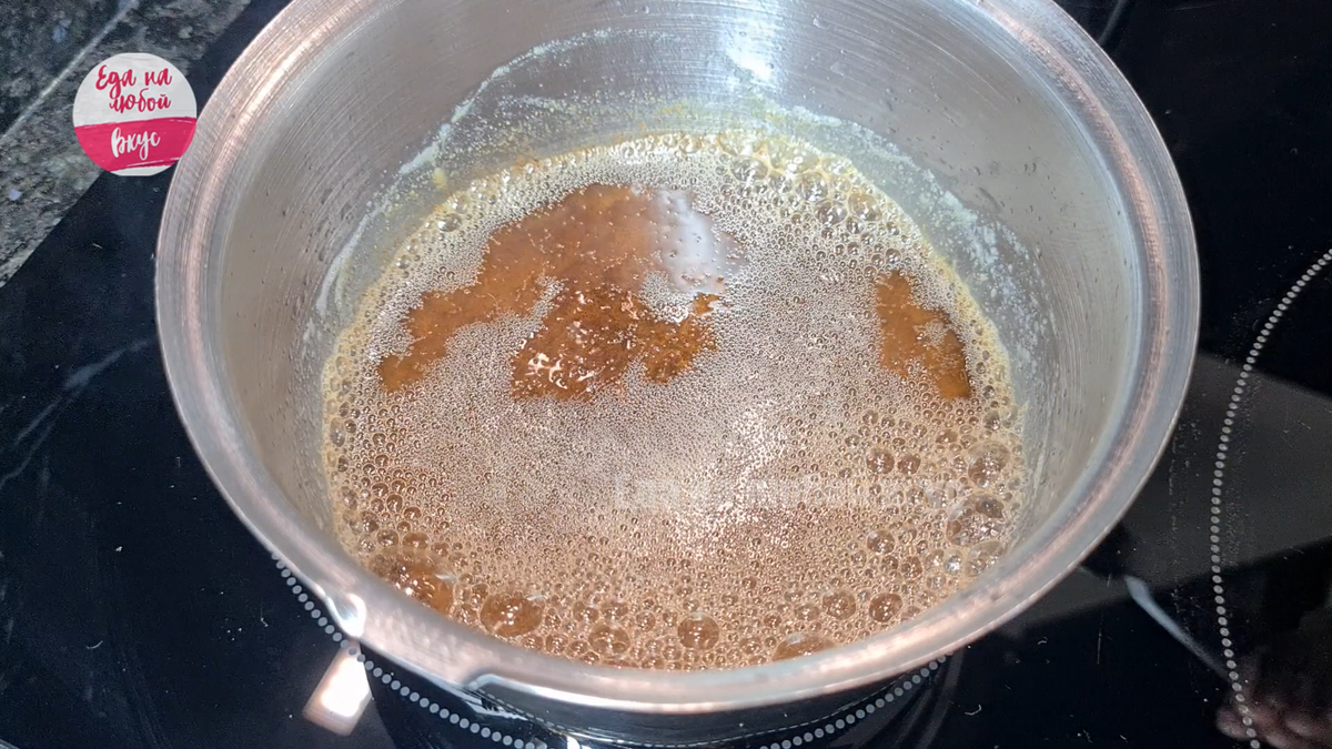 золотисто-коричневое сливочное масло в сотейнике с аппетитной пенкой