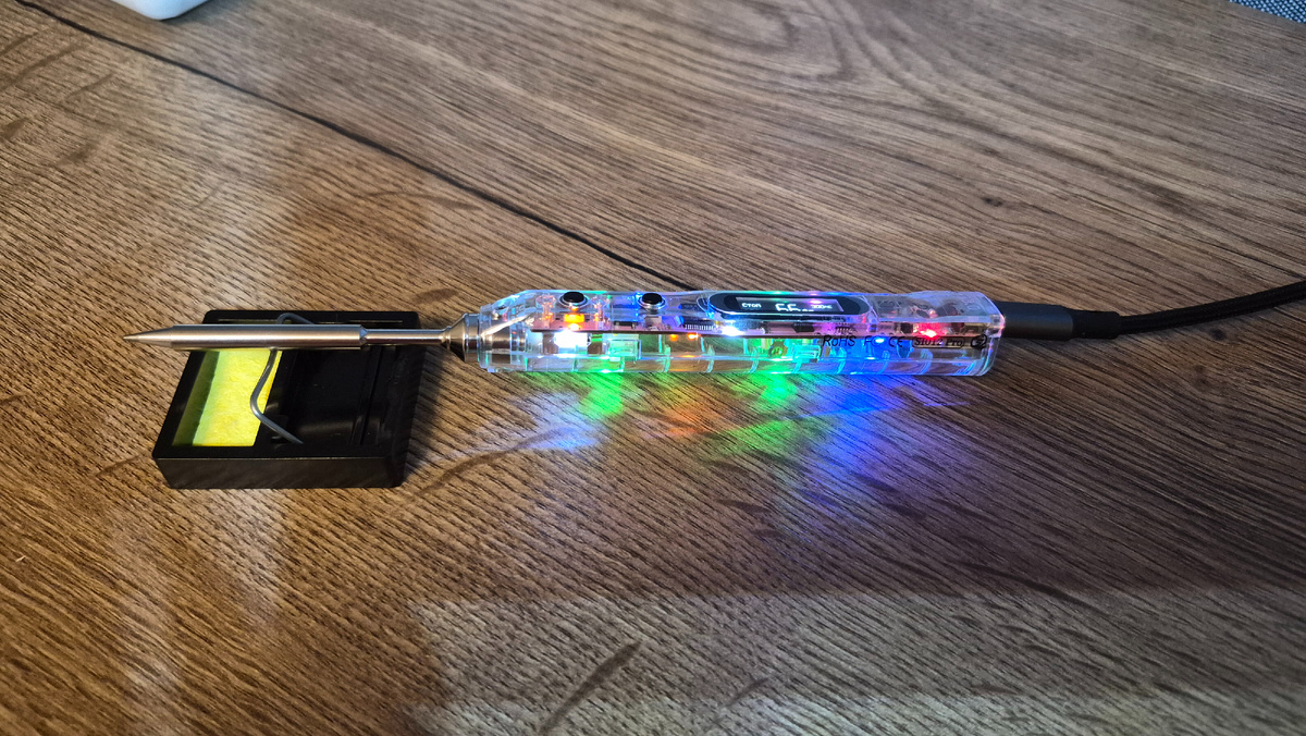 SEQURE SI012 Pro Max — это портативный паяльник, разработанный специально для нуждающихся в мощном и надежном инструменте для быстрого ремонта