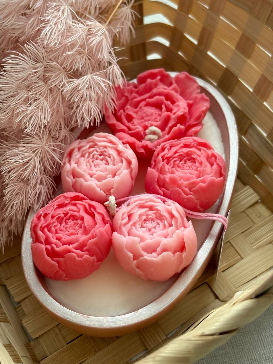 Свеча ароматическая с пионами