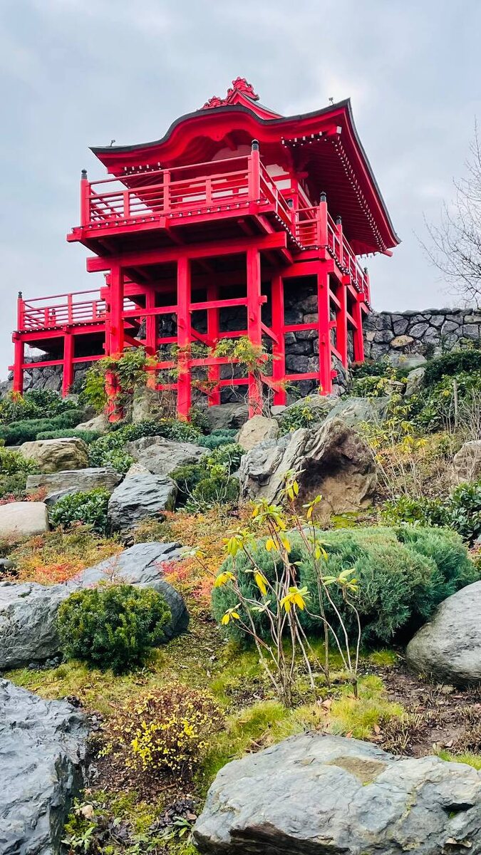 Какэдзукури - не название этого храма, а архитектурный стиль, то есть храм на опорах.