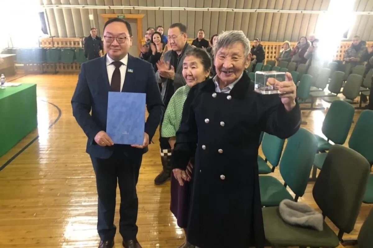    Народному мастеру из Якутии вручили копию названного в его честь алмаза