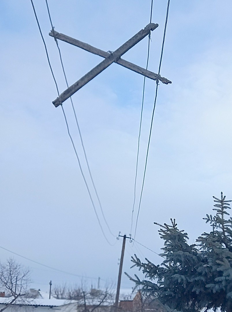 Фото автора. Средство от перехлёста проводов на старой линии. А на заднем плане виднеется новая линия.